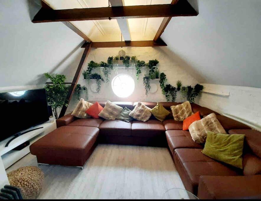 Lovely 1-Bedroom Serviced Apartment In Deal, Kent Esterno foto